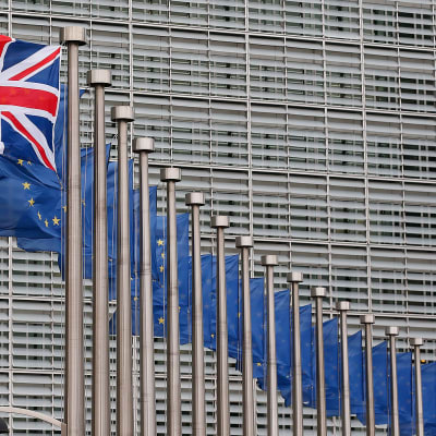 Iso-Britannian lippu jonka takana pitkä rivi Eu-lippuja Brysselissä.