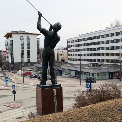 Lasinpuhaltaja patsas Riihimäen keskustassa.
