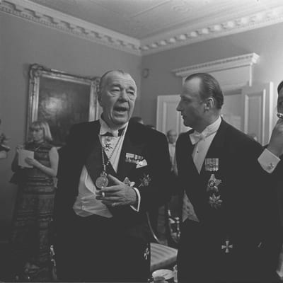 Sveriges prins Bertil, Norges kronprins Harald och statsminister Kalevi Sorsa på självständighetsmottagningen 1977.