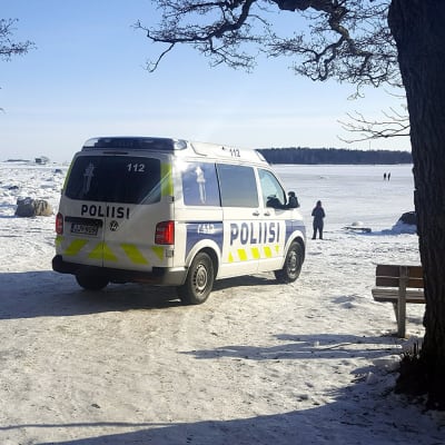 Polisbil på stranden på Drumsö