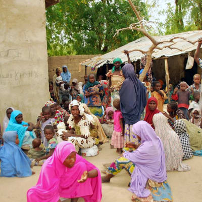 Kvinnor och barn som fritogs från fångenskap hos Boko Haram i april 2015