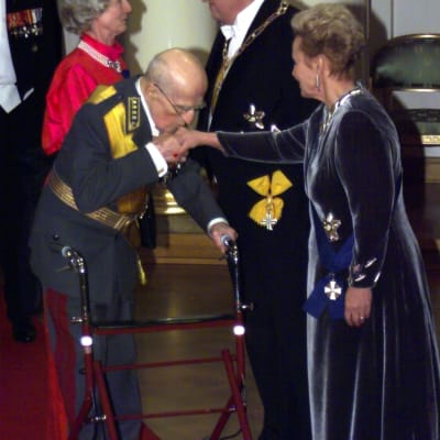general adolf Ehrnrooth hälsar på presidentparet, 1999