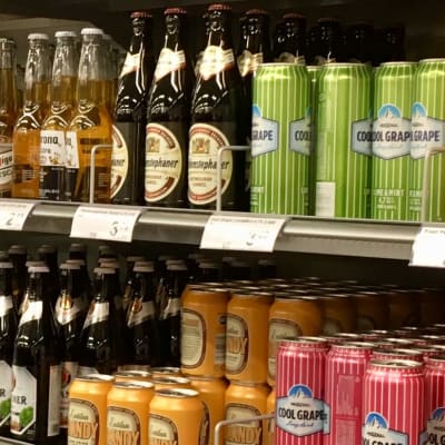 Butikshylla med öl och alkoläsk.