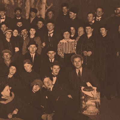 Teatterin suojissa yön viettänyt seurue, kuva otettu 23.1.1918.
