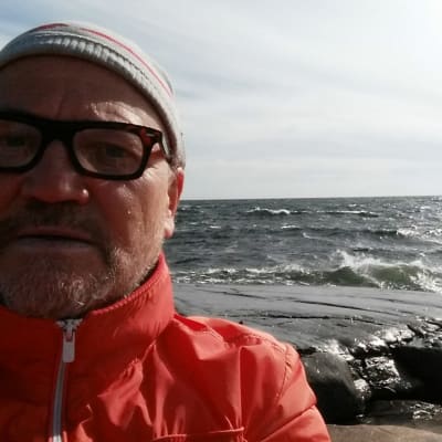 Koreografi ja tanssija Jens Walentinsson Kökarin saarella. 