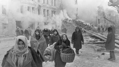 Människor lämnar sina hem efter tyska bombningar av Leningrad 10.12.1942.