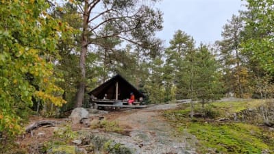 Laavu kalliolla alkusyksyn ruskassa.