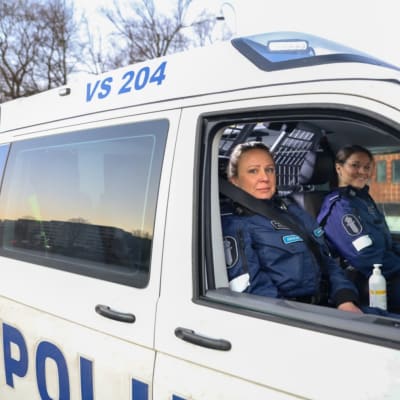 Årets poliser i sydvästra Finland; Reetta Vainio och Jenny Stenberg-Kiviharju sitter med polisuniformer på i en polisbil.