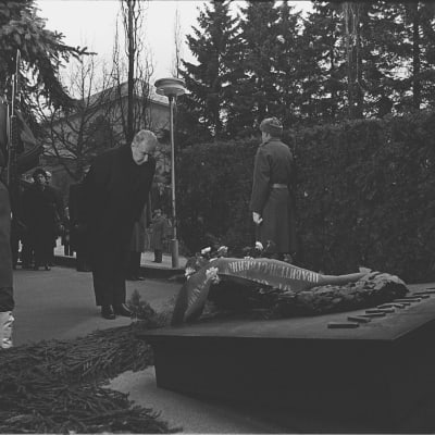 Sovjetunionens statsminister Aleksej Kosygin lägger en krans på J K Paasikivis grav i Sandudd 1977.