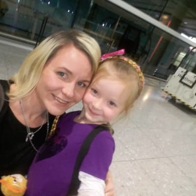 Maarit Kiprianoff tyttärensä Sophia Kiprianoffin kanssa