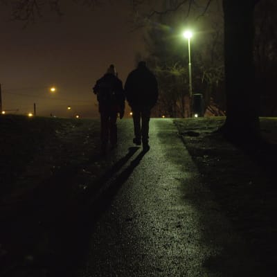 Asunnoton pariskunta kävelee Helsingin Kaivopuistossa