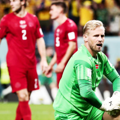 Kasper Schmeichel ser besviken ut efter insläppt mål.