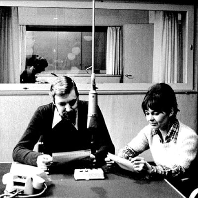 En man och en kvinna i en radiostudio.