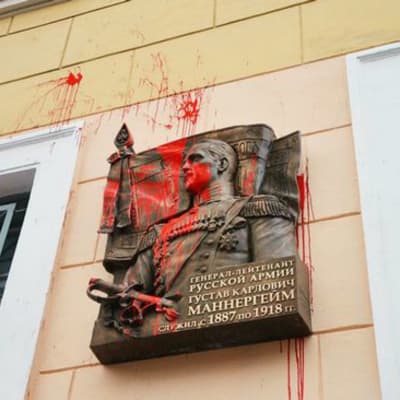 Mannerheims minnesplatta i S:t Petersburg nedklottad med röd färg.