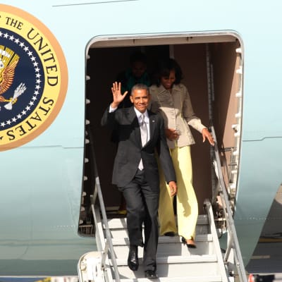 Paret Obama landar i Cape Town