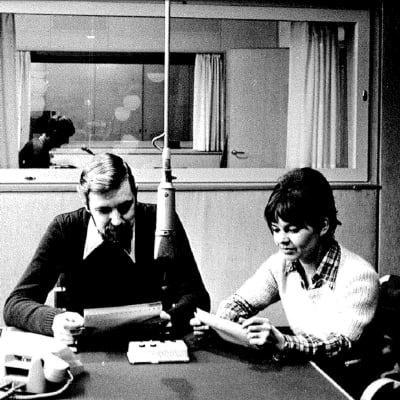 En man och en kvinna i en radiostudio.