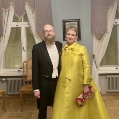 Kyberturvallisuuskeskuksen johtaja Juhani Eronen ja puolisonsa Linnan juhlissa.