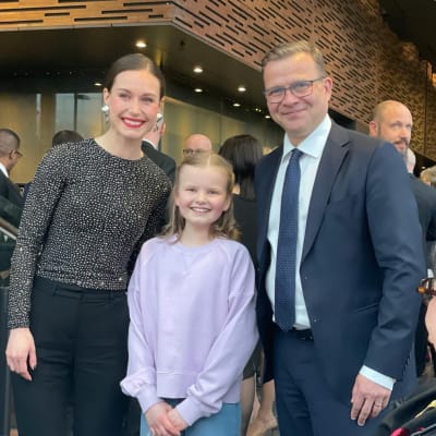 Sanna Marin, 12-vuotias viulisti Lilja Haatainen ja Petteri Orpo hymyilevät kameralle
