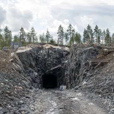 Sisäänkäynti Syväjärven kaivokseen.