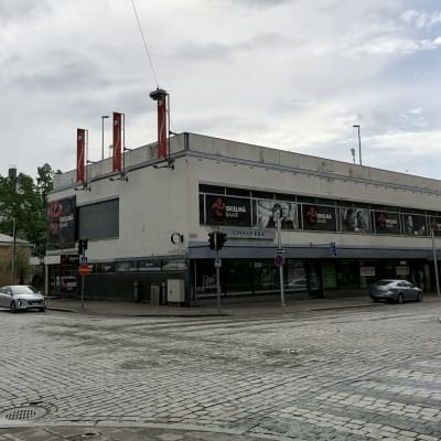 Vanha kaksikerroksinen rakennus Hämeenlinnan keskustassa.