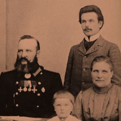 Toivo Kuulan perhe vuonna 1903: vas. Lempi, Arvo, Matti-isä, Jalo, Toivo itse sekä Sanna-äiti, s. Vehkakoski.