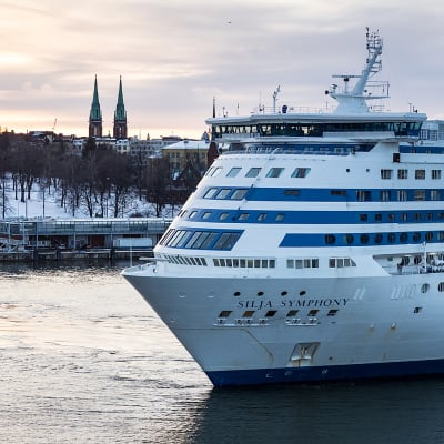 Silja Symphony lähdössä matkalle Helsingin satamasta.