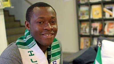 Ahmed Kamára har tagit studenten i Finland efter att ha varit barnsoldat i Sierra Leone.