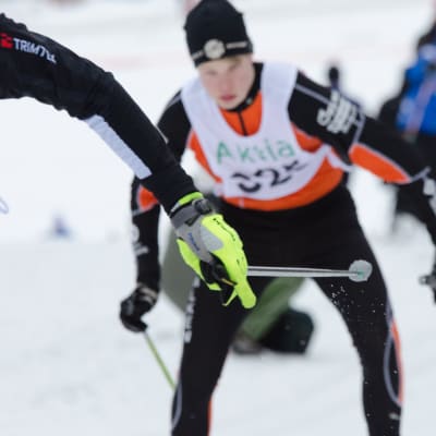 Skidare i uppförsbacke.