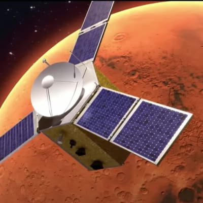 Piirroskuva luotaimesta, jolla on kolme sinistä aurinkopaneelisiipeä. Taustalla oranssinpunainen Mars. 