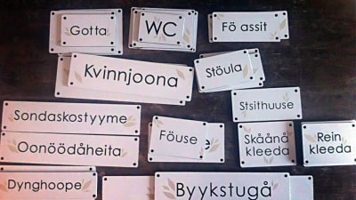 Skyltar på dialekt vid KH Renlunds museum i Karleby.