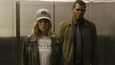 Brie Larson och Samuel L. Jackson står i en hiss i  filmen Captain Marvel.