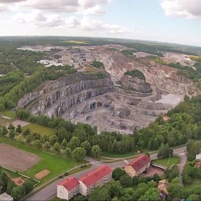 Flygfoto av kalkgruvan i Pargas