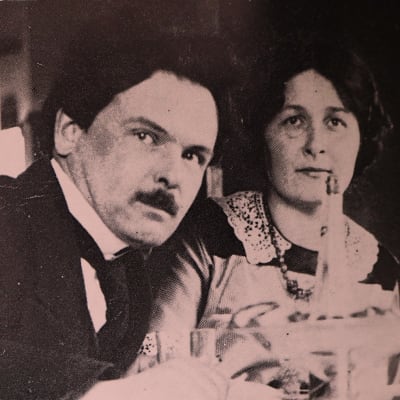 Toivo ja Alma Kuula kotonaan Wecksellintiellä 1914.