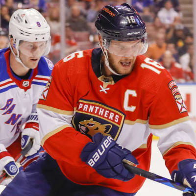 Aleksander Barkov spelar ishockey.