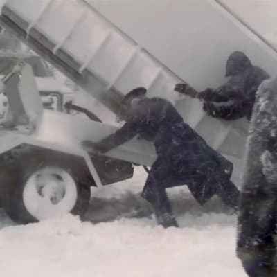 Biden sai odottaa — lentokoneen portaita työnnettiin lumikasasta hartiavoimin
