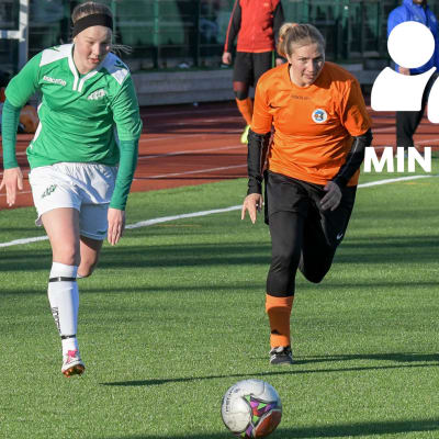 Två kvinnliga fotbollsspelar, den ena i grönvitt och den andra i svartorange, springer efter en boll på grönt konstgräs.