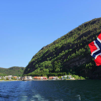 Norjan lippu risteilyaluksen perässä Modalenin kylässä Norjassa.