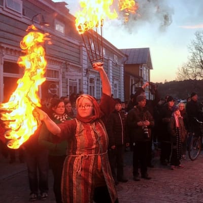 Fackelbärare i Via Crucis i Borgå