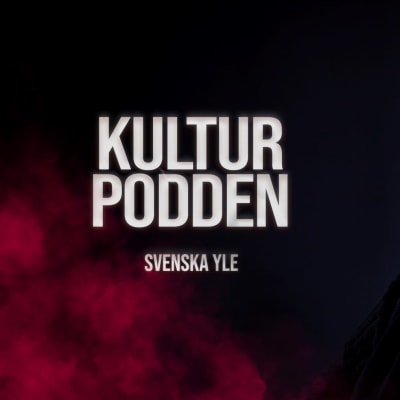  På bilden till vänster finns Kulturpodden-logotypen, omgiven av en rödaktig rökridå. På vänstra sidan av bilden finns en redaktör Silja Sahlgren.