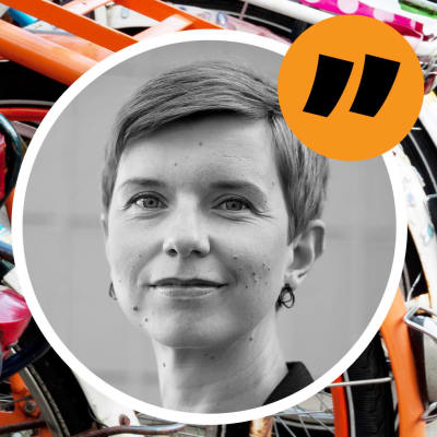 En närbild på cyklar i olika färger parkerade tätt intill varandra. Ovanpå en bild på redaktör Linda Söderlund och ett citattecken.