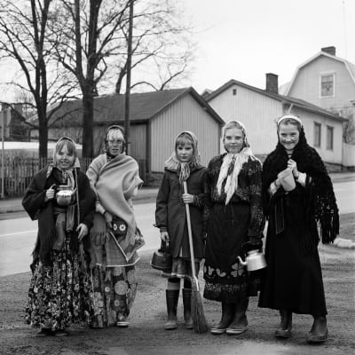 Påskhäxor i Vasa 1983. Känner du någon av flickorna på fotot?