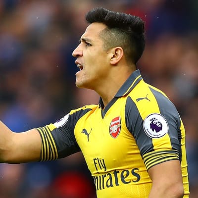 Alexis Sanchez gestikulerar uppgivet.
