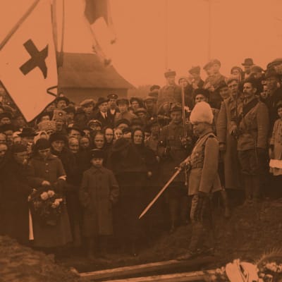 Terijoen rintamaosan kovaotteinen komentaja Heikki Kaljunen pitämässä puhetta punaisten hautajaisissa Terijoen kirkkopihalla.