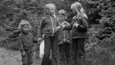 Barn samlar tomflaskor, 1976