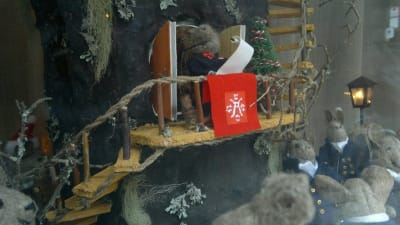 Julfreden utlyses på julafton i Åbo, i Raunistula dockhusentusiasters version.