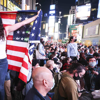 Juhlivia ihmisiä Times Squarella, New Yorkissa.
