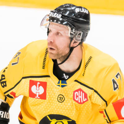 Leo Komarov spelar ishockey.