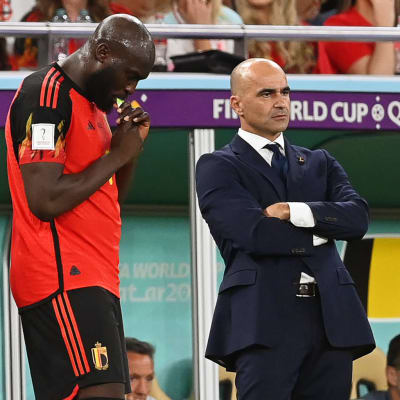 Roberto Martinez bredvid Romelu Lukaku vid sidlinjen.