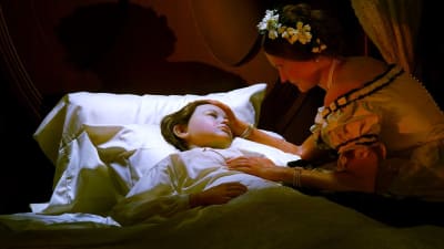 Willie Lincoln ligger i sjukbädd med kvinna sittandes bredvid sängen. Hon tröstar. Han  kommer att dö i tyfus.