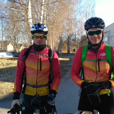 Anton Damlin och Niklas Sundström står på sina cyklar.